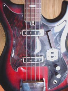 �s�b�N�A�b�v�̐؂�ւ��X�C�b�`�̑��{�����[���E�g�[���̃R���g���[��������B�u���b�W�̓~���[�g�J�o�[�����Ă���